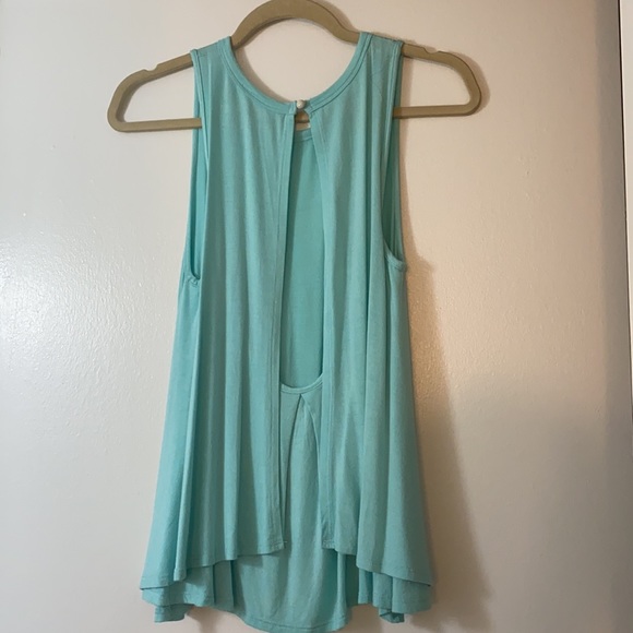 Andr’ee Tank - Picture 2 of 3